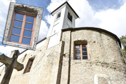 finestre eseguite in legno lamellare di Accoya