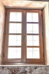 finestre eseguite in legno lamellare di Accoya